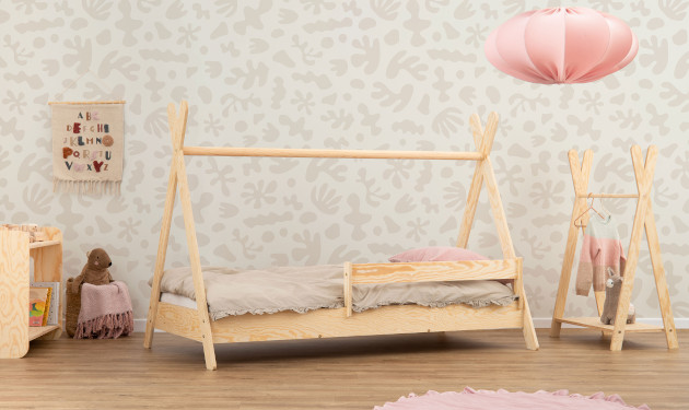 Drewniane łóżko domek TIPI ze sklejki sosnowej w kolorze naturalnego drewna z dodatkową barierką